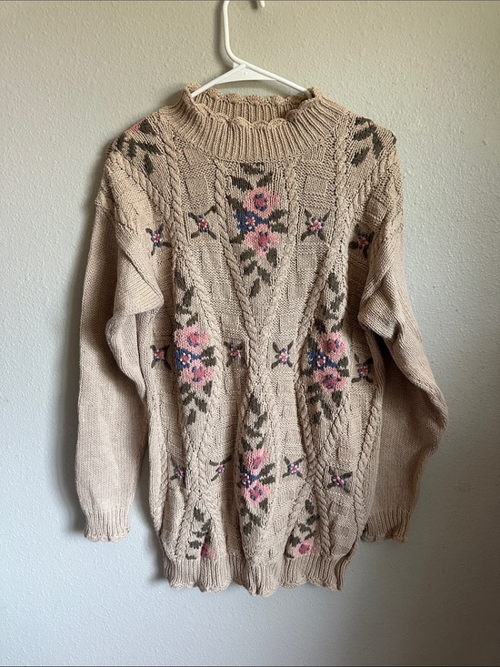 Vintage Sweaters - Vintage cottage core Beige Floral Cable Knit Sweater - Women